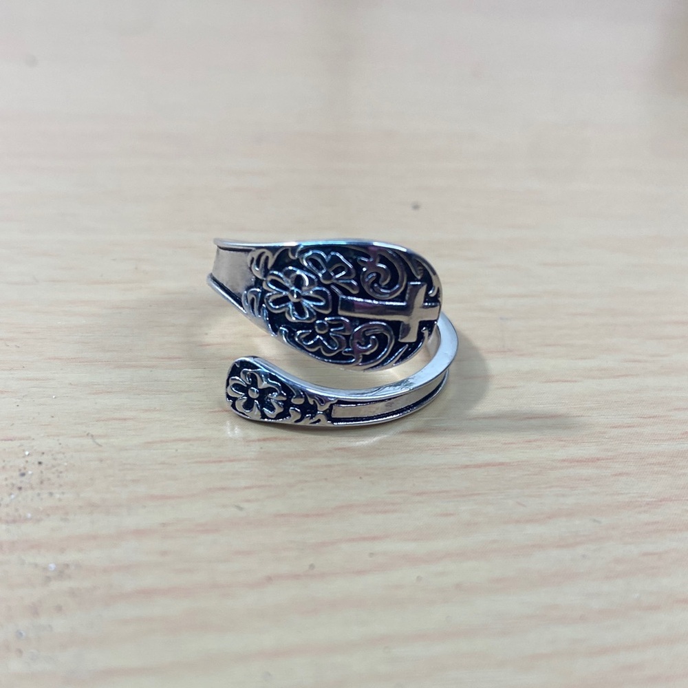 Elegant Silver Floral Ring